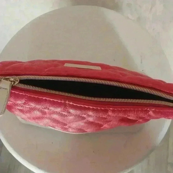 BETSEY JOHNSON White & Pink Heart Quilted Cosmetic / Wristlet Purse. - Picture 8 of 8